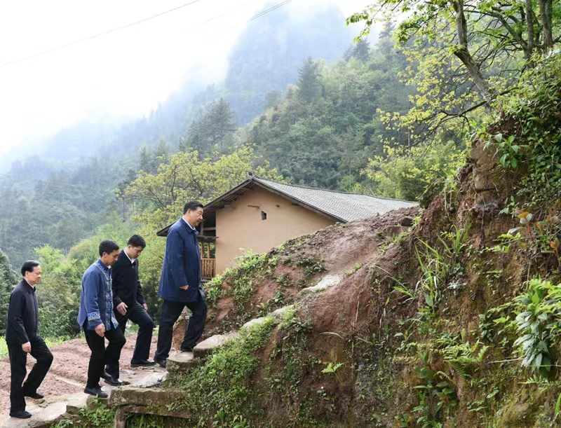 2019年4月15日，习近平总书记在重庆市石柱土家族自治县中益乡华溪村前往贫困户谭登周家看望。